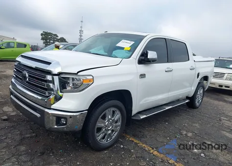 2018 Toyota Tundra 1794 5.7L V8 z USA, uszkodzony, nr VIN 5TFAW5F18JX773887